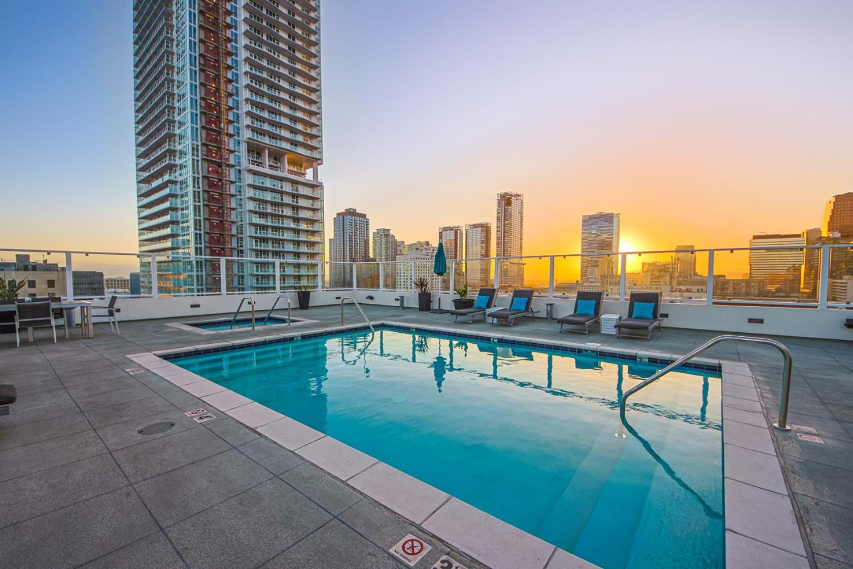 Downtown Escape - 2Br W Skyline Views & Hot Tub Apartamento Los Angeles Exterior foto